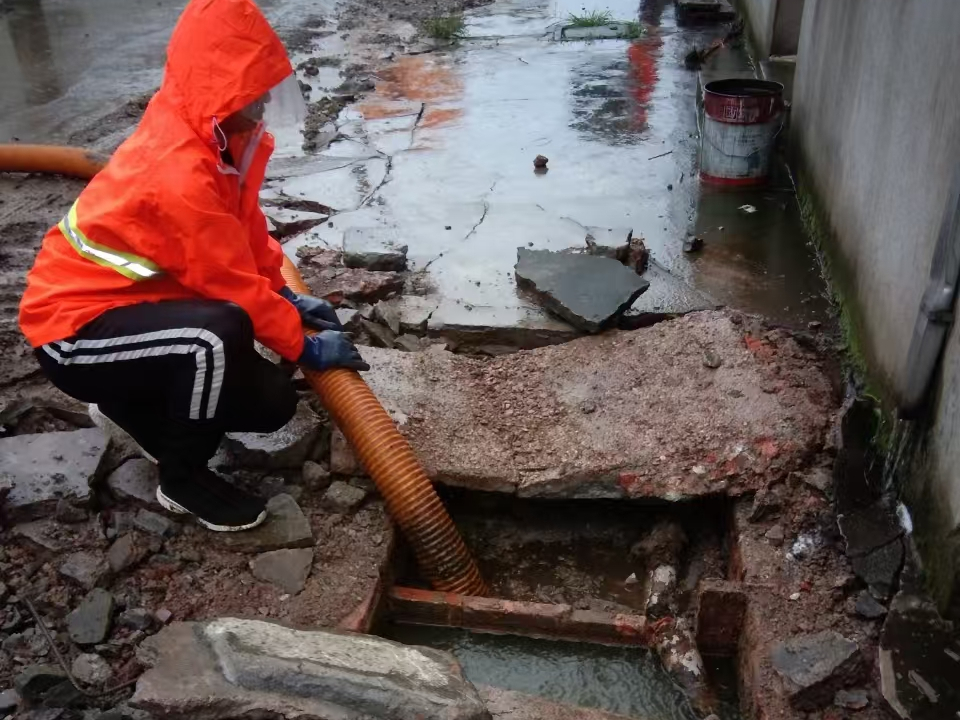 新兴专业清理污水池 炜誉市政以规范流程守护城市 “肠道”